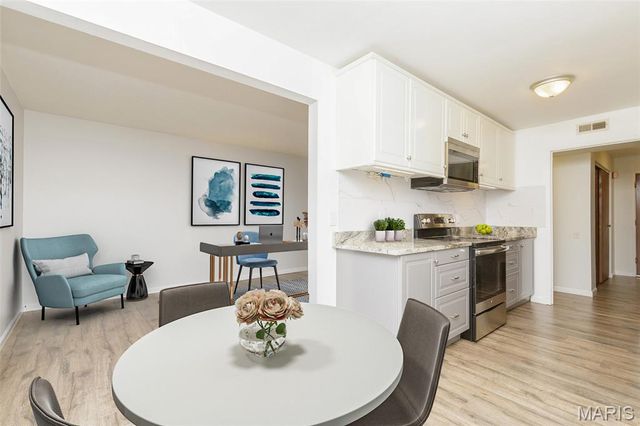 585 Coeur De Royale Drive 201, Creve Coeur, MO 63141