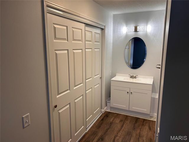 585 Coeur De Royale Drive 201, Creve Coeur, MO 63141