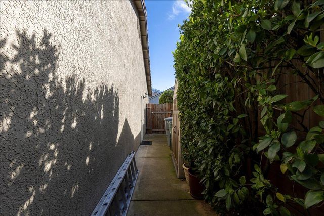 5209 Brookfield Cir, Rocklin, CA 95677