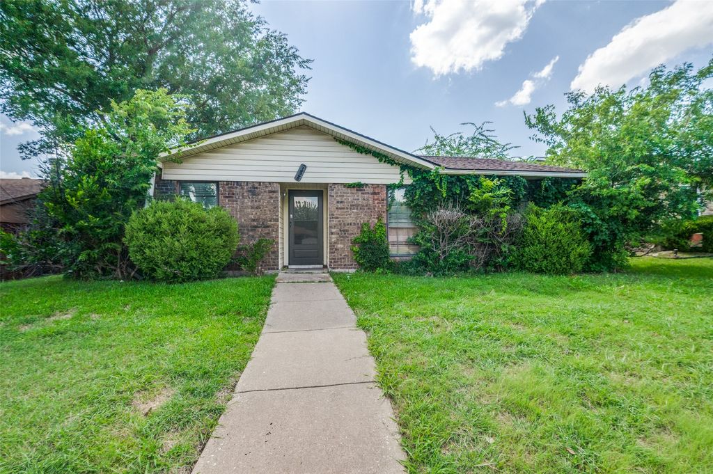 7426 Cloverglen Drive, Dallas, TX 75249