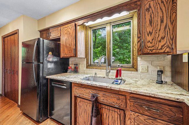 6680 Lotus Trail, Chanhassen, MN 55317