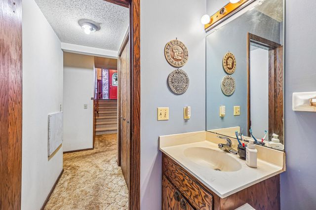 6680 Lotus Trail, Chanhassen, MN 55317