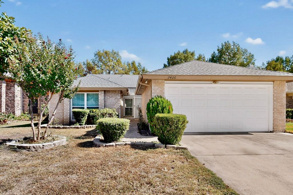 2426 Sutton Drive, Arlington, TX 76018