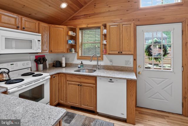 121 S LAKE DR, Lake Harmony, PA 18624
