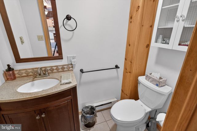 121 S LAKE DR, Lake Harmony, PA 18624
