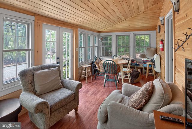 121 S LAKE DR, Lake Harmony, PA 18624