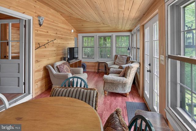 121 S LAKE DR, Lake Harmony, PA 18624