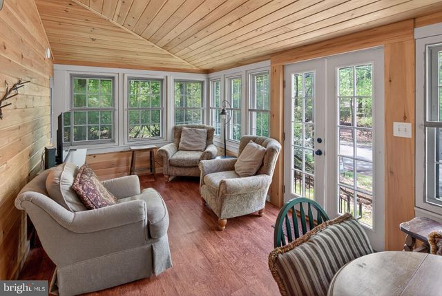 121 S LAKE DR, Lake Harmony, PA 18624