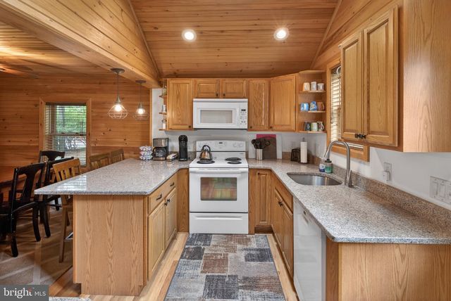 121 S LAKE DR, Lake Harmony, PA 18624