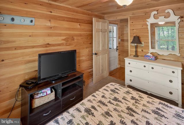 121 S LAKE DR, Lake Harmony, PA 18624