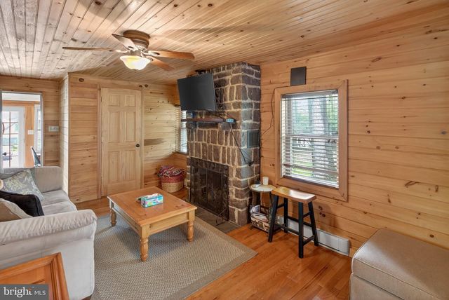 121 S LAKE DR, Lake Harmony, PA 18624