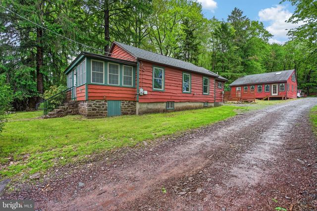 121 S LAKE DR, Lake Harmony, PA 18624