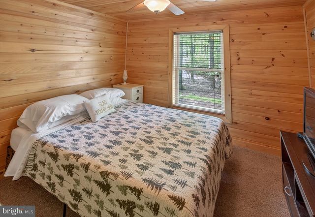 121 S LAKE DR, Lake Harmony, PA 18624