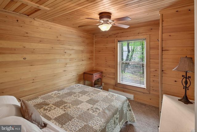 121 S LAKE DR, Lake Harmony, PA 18624