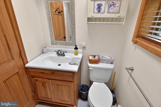 121 S LAKE DR, Lake Harmony, PA 18624