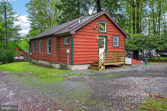 121 S LAKE DR, Lake Harmony, PA 18624