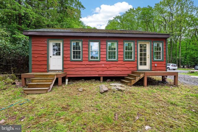 121 S LAKE DR, Lake Harmony, PA 18624