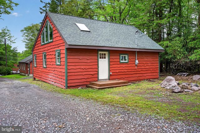 121 S LAKE DR, Lake Harmony, PA 18624
