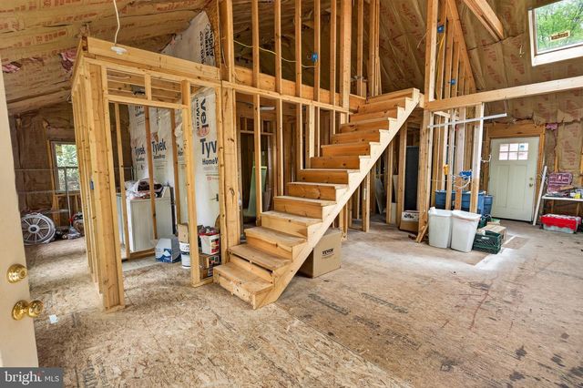 121 S LAKE DR, Lake Harmony, PA 18624
