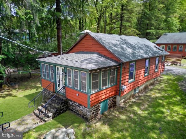 121 S LAKE DR, Lake Harmony, PA 18624