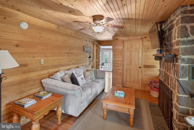 121 S LAKE DR, Lake Harmony, PA 18624