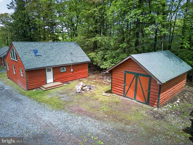 121 S LAKE DR, Lake Harmony, PA 18624