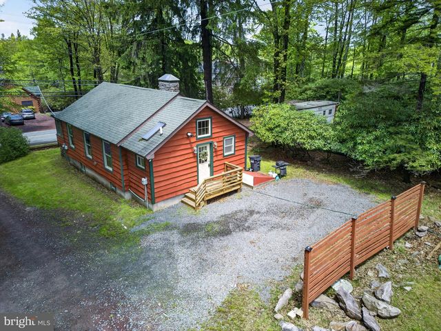 121 S LAKE DR, Lake Harmony, PA 18624