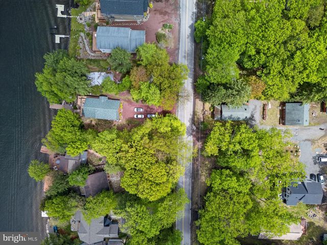 121 S LAKE DR, Lake Harmony, PA 18624
