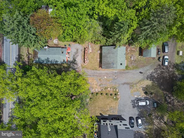 121 S LAKE DR, Lake Harmony, PA 18624