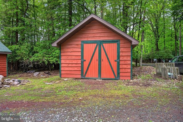 121 S LAKE DR, Lake Harmony, PA 18624