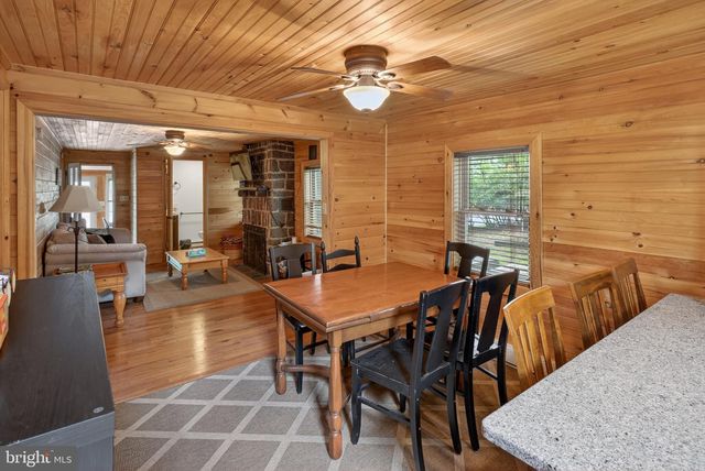 121 S LAKE DR, Lake Harmony, PA 18624