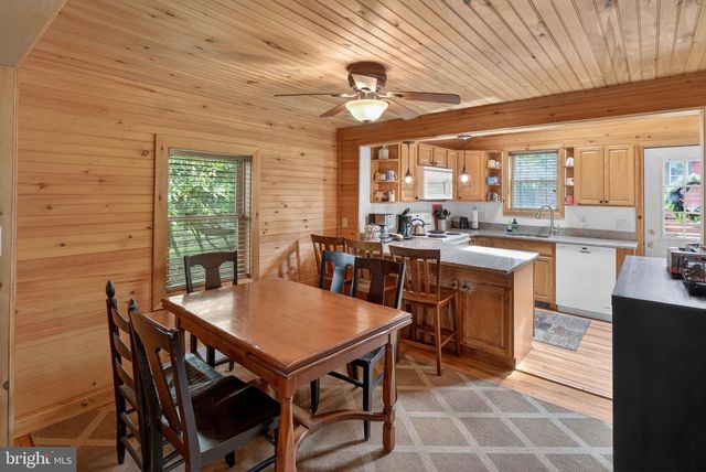 121 S LAKE DR, Lake Harmony, PA 18624