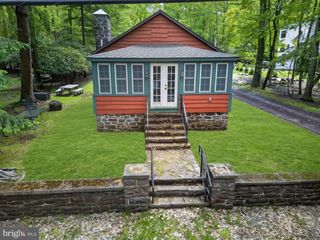 121 S LAKE DR, Lake Harmony, PA 18624