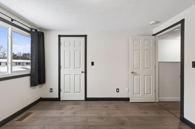 842 Woodgate Drive 211, Vadnais Heights, MN 55127