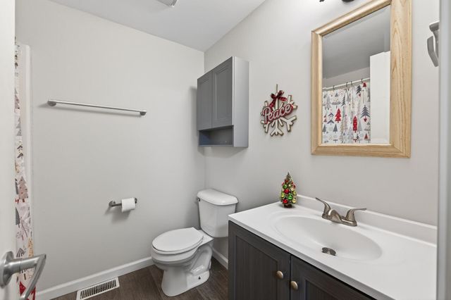 842 Woodgate Drive 211, Vadnais Heights, MN 55127