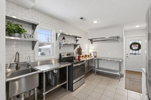 842 Woodgate Drive 211, Vadnais Heights, MN 55127