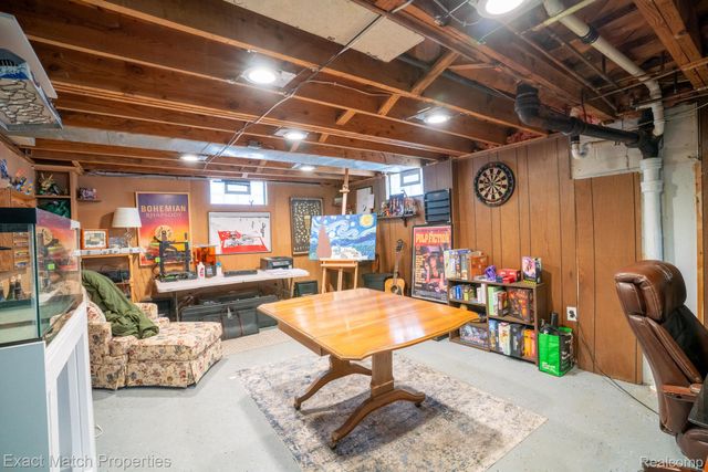 102 E Cornell Avenue, Pontiac, MI 48340