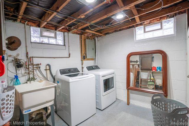 102 E Cornell Avenue, Pontiac, MI 48340