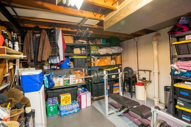 102 E Cornell Avenue, Pontiac, MI 48340