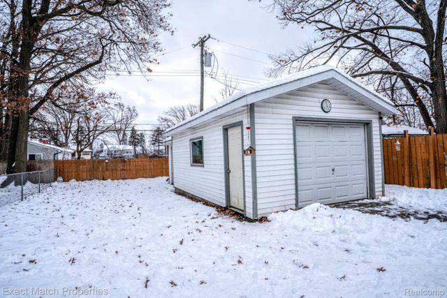 102 E Cornell Avenue, Pontiac, MI 48340