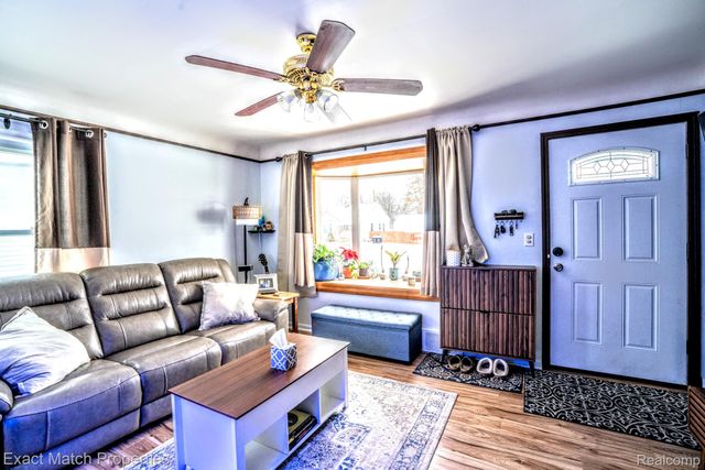 102 E Cornell Avenue, Pontiac, MI 48340