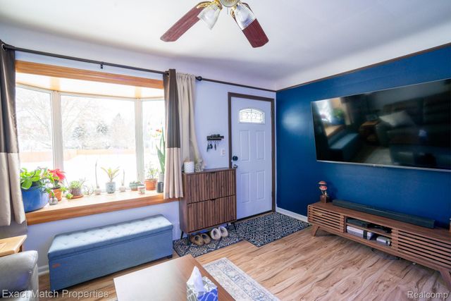 102 E Cornell Avenue, Pontiac, MI 48340