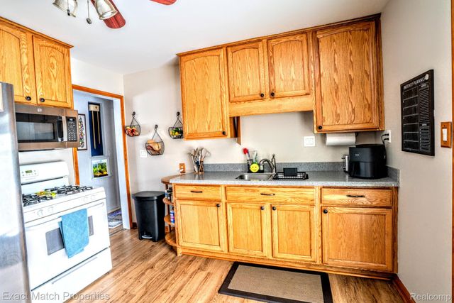 102 E Cornell Avenue, Pontiac, MI 48340