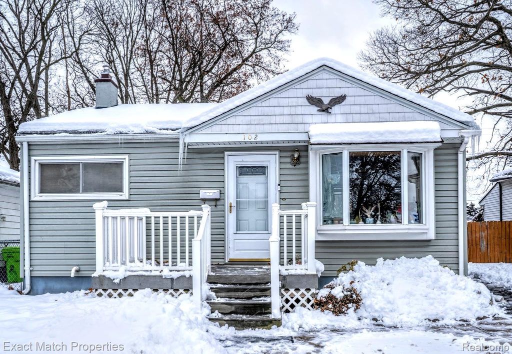 102 E Cornell Avenue, Pontiac, MI 48340