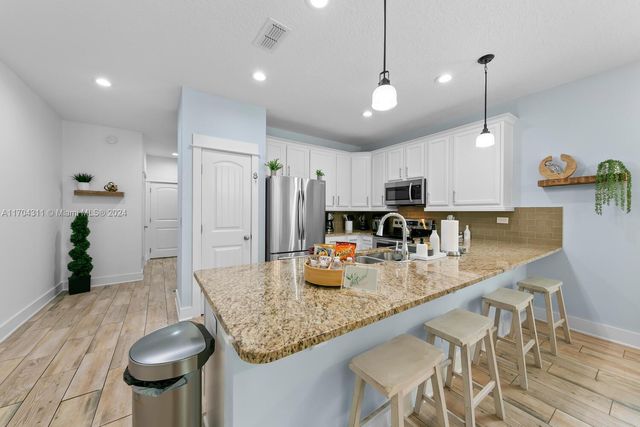 412 S 5TH AVE, Other City - In The State Of Florida, FL 32250