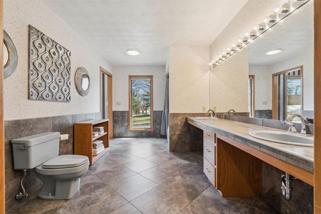 1228 Kimball Avenue, Waterloo, IA 50702