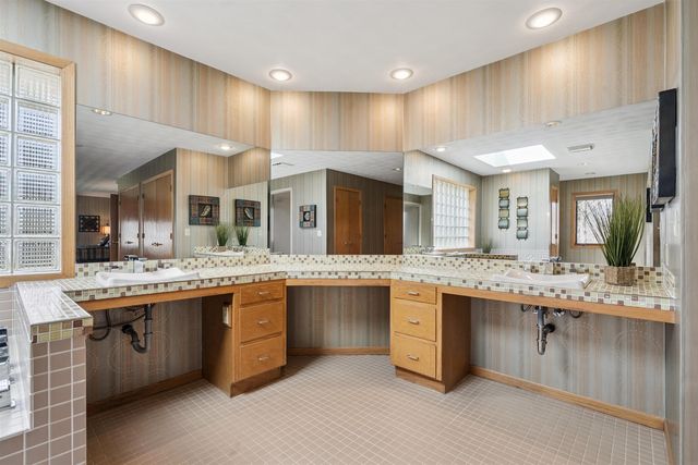 1228 Kimball Avenue, Waterloo, IA 50702