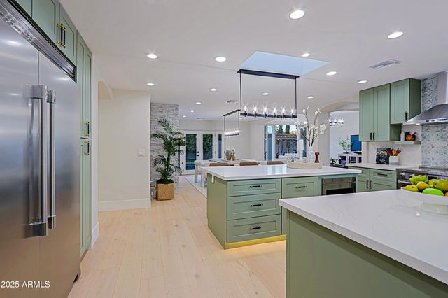 18 W KALER Drive, Phoenix, AZ 85021