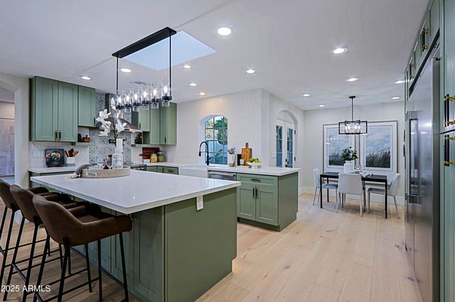 18 W KALER Drive, Phoenix, AZ 85021