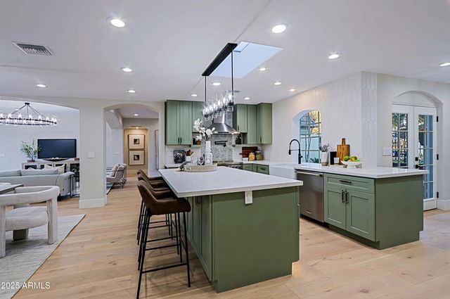 18 W KALER Drive, Phoenix, AZ 85021